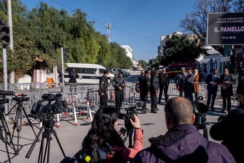 13 mars 2023 : Première séance plénière de la nouvelle Assemblée Nationale tunisienne, suite aux éléections législatives de décembre 2022 et après la suspension puis la dissolution de l'ancienne assemblée par le Président Kais Saied le 25 juuillet 2021. Cette séance inaugurale fut, à la surprise générale, interdite à la presse nationale et internationale, contrairement aux pratiques d'ouverture aux médias depuis la révolution tunsienne de 2011.  Seule la Télévision natioanle tunisienne et l'agence de presse d'état furent autorisés à couvrir cette jouréne d'ouvertture. Les journalistes à l'appel de leur syndicat, le SNJT, ont improvisé un sit in devant les barrières et les policiers leur interdisant l'accès à l'assemblée. 