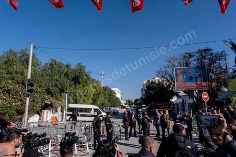 13 mars 2023 : Première séance plénière de la nouvelle Assemblée Nationale tunisienne, suite aux éléections législatives de décembre 2022 et après la suspension puis la dissolution de l'ancienne assemblée par le Président Kais Saied le 25 juuillet 2021. Cette séance inaugurale fut, à la surprise générale, interdite à la presse nationale et internationale, contrairement aux pratiques d'ouverture aux médias depuis la révolution tunsienne de 2011.  Seule la Télévision natioanle tunisienne et l'agence de presse d'état furent autorisés à couvrir cette jouréne d'ouvertture. Les journalistes à l'appel de leur syndicat, le SNJT, ont improvisé un sit in devant les barrières et les policiers leur interdisant l'accès à l'assemblée. 