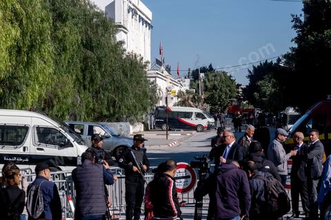 13 mars 2023 : Première séance plénière de la nouvelle Assemblée Nationale tunisienne, suite aux éléections législatives de décembre 2022 et après la suspension puis la dissolution de l'ancienne assemblée par le Président Kais Saied le 25 juuillet 2021. Cette séance inaugurale fut, à la surprise générale, interdite à la presse nationale et internationale, contrairement aux pratiques d'ouverture aux médias depuis la révolution tunsienne de 2011.  Seule la Télévision natioanle tunisienne et l'agence de presse d'état furent autorisés à couvrir cette jouréne d'ouvertture. Les journalistes à l'appel de leur syndicat, le SNJT, ont improvisé un sit in devant les barrières et les policiers leur interdisant l'accès à l'assemblée. 