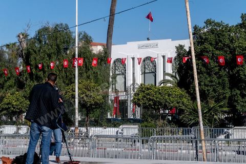 13 mars 2023 : Première séance plénière de la nouvelle Assemblée Nationale tunisienne, suite aux éléections législatives de décembre 2022 et après la suspension puis la dissolution de l'ancienne assemblée par le Président Kais Saied le 25 juuillet 2021. Cette séance inaugurale fut, à la surprise générale, interdite à la presse nationale et internationale, contrairement aux pratiques d'ouverture aux médias depuis la révolution tunsienne de 2011.  Seule la Télévision natioanle tunisienne et l'agence de presse d'état furent autorisés à couvrir cette jouréne d'ouvertture. Les journalistes à l'appel de leur syndicat, le SNJT, ont improvisé un sit in devant les barrières et les policiers leur interdisant l'accès à l'assemblée. 