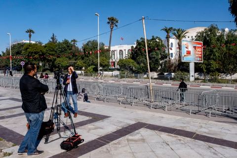 13 mars 2023 : Première séance plénière de la nouvelle Assemblée Nationale tunisienne, suite aux éléections législatives de décembre 2022 et après la suspension puis la dissolution de l'ancienne assemblée par le Président Kais Saied le 25 juuillet 2021. Cette séance inaugurale fut, à la surprise générale, interdite à la presse nationale et internationale, contrairement aux pratiques d'ouverture aux médias depuis la révolution tunsienne de 2011.  Seule la Télévision natioanle tunisienne et l'agence de presse d'état furent autorisés à couvrir cette jouréne d'ouvertture. Les journalistes à l'appel de leur syndicat, le SNJT, ont improvisé un sit in devant les barrières et les policiers leur interdisant l'accès à l'assemblée. 
