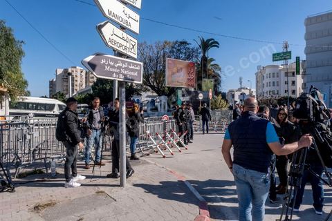 13 mars 2023 : Première séance plénière de la nouvelle Assemblée Nationale tunisienne, suite aux éléections législatives de décembre 2022 et après la suspension puis la dissolution de l'ancienne assemblée par le Président Kais Saied le 25 juuillet 2021. Cette séance inaugurale fut, à la surprise générale, interdite à la presse nationale et internationale, contrairement aux pratiques d'ouverture aux médias depuis la révolution tunsienne de 2011.  Seule la Télévision natioanle tunisienne et l'agence de presse d'état furent autorisés à couvrir cette jouréne d'ouvertture. Les journalistes à l'appel de leur syndicat, le SNJT, ont improvisé un sit in devant les barrières et les policiers leur interdisant l'accès à l'assemblée. 