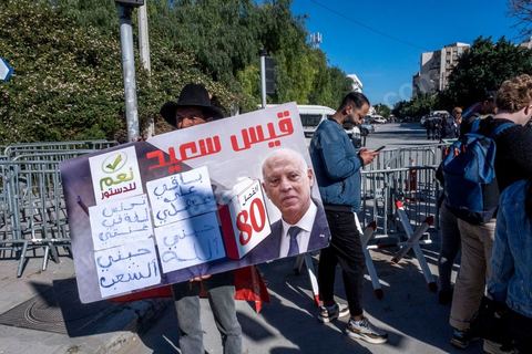 13 mars 2023 : Première séance plénière de la nouvelle Assemblée Nationale tunisienne, suite aux éléections législatives de décembre 2022 et après la suspension puis la dissolution de l'ancienne assemblée par le Président Kais Saied le 25 juuillet 2021. Cette séance inaugurale fut, à la surprise générale, interdite à la presse nationale et internationale, contrairement aux pratiques d'ouverture aux médias depuis la révolution tunsienne de 2011.  Seule la Télévision natioanle tunisienne et l'agence de presse d'état furent autorisés à couvrir cette jouréne d'ouvertture. Les journalistes à l'appel de leur syndicat, le SNJT, ont improvisé un sit in devant les barrières et les policiers leur interdisant l'accès à l'assemblée. 