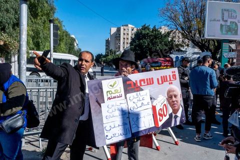 13 mars 2023 : Première séance plénière de la nouvelle Assemblée Nationale tunisienne, suite aux éléections législatives de décembre 2022 et après la suspension puis la dissolution de l'ancienne assemblée par le Président Kais Saied le 25 juuillet 2021. Cette séance inaugurale fut, à la surprise générale, interdite à la presse nationale et internationale, contrairement aux pratiques d'ouverture aux médias depuis la révolution tunsienne de 2011.  Seule la Télévision natioanle tunisienne et l'agence de presse d'état furent autorisés à couvrir cette jouréne d'ouvertture. Les journalistes à l'appel de leur syndicat, le SNJT, ont improvisé un sit in devant les barrières et les policiers leur interdisant l'accès à l'assemblée. 