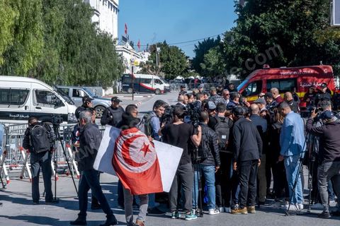 13 mars 2023 : Première séance plénière de la nouvelle Assemblée Nationale tunisienne, suite aux éléections législatives de décembre 2022 et après la suspension puis la dissolution de l'ancienne assemblée par le Président Kais Saied le 25 juuillet 2021. Cette séance inaugurale fut, à la surprise générale, interdite à la presse nationale et internationale, contrairement aux pratiques d'ouverture aux médias depuis la révolution tunsienne de 2011.  Seule la Télévision natioanle tunisienne et l'agence de presse d'état furent autorisés à couvrir cette jouréne d'ouvertture. Les journalistes à l'appel de leur syndicat, le SNJT, ont improvisé un sit in devant les barrières et les policiers leur interdisant l'accès à l'assemblée. 