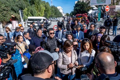 13 mars 2023 : Première séance plénière de la nouvelle Assemblée Nationale tunisienne, suite aux éléections législatives de décembre 2022 et après la suspension puis la dissolution de l'ancienne assemblée par le Président Kais Saied le 25 juuillet 2021. Cette séance inaugurale fut, à la surprise générale, interdite à la presse nationale et internationale, contrairement aux pratiques d'ouverture aux médias depuis la révolution tunsienne de 2011.  Seule la Télévision natioanle tunisienne et l'agence de presse d'état furent autorisés à couvrir cette jouréne d'ouvertture. Les journalistes à l'appel de leur syndicat, le SNJT, ont improvisé un sit in devant les barrières et les policiers leur interdisant l'accès à l'assemblée. 