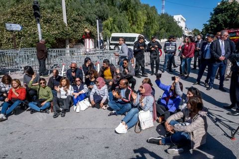 13 mars 2023 : Première séance plénière de la nouvelle Assemblée Nationale tunisienne, suite aux éléections législatives de décembre 2022 et après la suspension puis la dissolution de l'ancienne assemblée par le Président Kais Saied le 25 juuillet 2021. Cette séance inaugurale fut, à la surprise générale, interdite à la presse nationale et internationale, contrairement aux pratiques d'ouverture aux médias depuis la révolution tunsienne de 2011.  Seule la Télévision natioanle tunisienne et l'agence de presse d'état furent autorisés à couvrir cette jouréne d'ouvertture. Les journalistes à l'appel de leur syndicat, le SNJT, ont improvisé un sit in devant les barrières et les policiers leur interdisant l'accès à l'assemblée. 