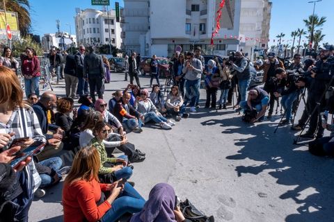 13 mars 2023 : Première séance plénière de la nouvelle Assemblée Nationale tunisienne, suite aux éléections législatives de décembre 2022 et après la suspension puis la dissolution de l'ancienne assemblée par le Président Kais Saied le 25 juuillet 2021. Cette séance inaugurale fut, à la surprise générale, interdite à la presse nationale et internationale, contrairement aux pratiques d'ouverture aux médias depuis la révolution tunsienne de 2011.  Seule la Télévision natioanle tunisienne et l'agence de presse d'état furent autorisés à couvrir cette jouréne d'ouvertture. Les journalistes à l'appel de leur syndicat, le SNJT, ont improvisé un sit in devant les barrières et les policiers leur interdisant l'accès à l'assemblée. 
