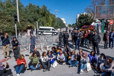 13 mars 2023 : Première séance plénière de la nouvelle Assemblée Nationale tunisienne, suite aux éléections législatives de décembre 2022 et après la suspension puis la dissolution de l'ancienne assemblée par le Président Kais Saied le 25 juuillet 2021. Cette séance inaugurale fut, à la surprise générale, interdite à la presse nationale et internationale, contrairement aux pratiques d'ouverture aux médias depuis la révolution tunsienne de 2011.  Seule la Télévision natioanle tunisienne et l'agence de presse d'état furent autorisés à couvrir cette jouréne d'ouvertture. Les journalistes à l'appel de leur syndicat, le SNJT, ont improvisé un sit in devant les barrières et les policiers leur interdisant l'accès à l'assemblée. 