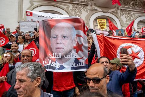 20 mars 2023 : en cette date anniversaire de l'Indépendance de la Tunisie en 1956, les partisans du Président tunisien Kais Saied se sont rassemblées à l'avneue Bourguiba à Tunis. Près d'un millier de personnes avec drapeaux et photos du président ont scandé leur soutien en chantant l'hymne national, des chants partisans et en diffusant des discours de Kasi Saied. Le dirigeant du Harak 25 juillet Fathy Hakimi, organisateur du rassemblement, a affirmé que ce rassemblement est un nouveau soutien aux décisions du président et contre la motion de l'Union européenne qu'il considère comme une ingérence dans les affaires internes du pays. Il a, par ailleurs, appelé l'Assemblée des représentants du peuple à tenir une séance plénière pour répondre aux décisions du Parlement européen.