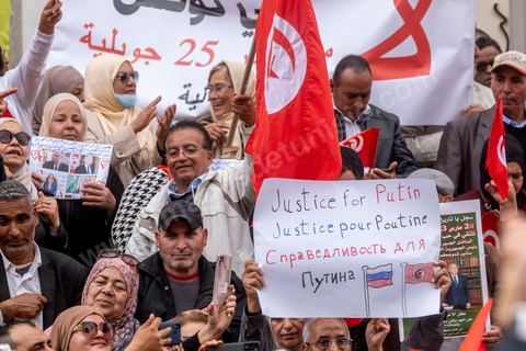 20 mars 2023 : en cette date anniversaire de l'Indépendance de la Tunisie en 1956, les partisans du Président tunisien Kais Saied se sont rassemblées à l'avneue Bourguiba à Tunis. Près d'un millier de personnes avec drapeaux et photos du président ont scandé leur soutien en chantant l'hymne national, des chants partisans et en diffusant des discours de Kasi Saied. Le dirigeant du Harak 25 juillet Fathy Hakimi, organisateur du rassemblement, a affirmé que ce rassemblement est un nouveau soutien aux décisions du président et contre la motion de l'Union européenne qu'il considère comme une ingérence dans les affaires internes du pays. Il a, par ailleurs, appelé l'Assemblée des représentants du peuple à tenir une séance plénière pour répondre aux décisions du Parlement européen.