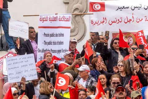 20 mars 2023 : en cette date anniversaire de l'Indépendance de la Tunisie en 1956, les partisans du Président tunisien Kais Saied se sont rassemblées à l'avneue Bourguiba à Tunis. Près d'un millier de personnes avec drapeaux et photos du président ont scandé leur soutien en chantant l'hymne national, des chants partisans et en diffusant des discours de Kasi Saied. Le dirigeant du Harak 25 juillet Fathy Hakimi, organisateur du rassemblement, a affirmé que ce rassemblement est un nouveau soutien aux décisions du président et contre la motion de l'Union européenne qu'il considère comme une ingérence dans les affaires internes du pays. Il a, par ailleurs, appelé l'Assemblée des représentants du peuple à tenir une séance plénière pour répondre aux décisions du Parlement européen.