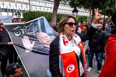 20 mars 2023 : en cette date anniversaire de l'Indépendance de la Tunisie en 1956, les partisans du Président tunisien Kais Saied se sont rassemblées à l'avneue Bourguiba à Tunis. Près d'un millier de personnes avec drapeaux et photos du président ont scandé leur soutien en chantant l'hymne national, des chants partisans et en diffusant des discours de Kasi Saied. Le dirigeant du Harak 25 juillet Fathy Hakimi, organisateur du rassemblement, a affirmé que ce rassemblement est un nouveau soutien aux décisions du président et contre la motion de l'Union européenne qu'il considère comme une ingérence dans les affaires internes du pays. Il a, par ailleurs, appelé l'Assemblée des représentants du peuple à tenir une séance plénière pour répondre aux décisions du Parlement européen.