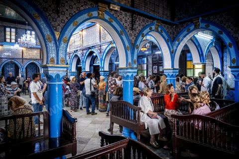 A la synagogue de la Ghriba à Hara Sghira, le premier jour du péleringae connait son effervescence, prières, dépots des oeufs avec les voeux dans la grotte, dons et enchères pour la communauté juive djerbienne. 