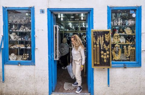 Dans la medina de Houmt Souk le quartier des bijoutiers, tradition ancestrale de ll'ile de Djerba paratgée à la fois par les musulmans et les juifs. Lors du pélérinage, il est de tradition d'aller acheter les bijoux en or et ragent chez les bijoutiers juifs de Djerba. 