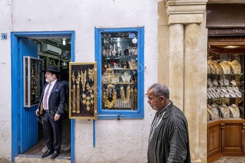 Dans la medina de Houmt Souk le quartier des bijoutiers, tradition ancestrale de ll'ile de Djerba paratgée à la fois par les musulmans et les juifs. Lors du pélérinage, il est de tradition d'aller acheter les bijoux en or et ragent chez les bijoutiers juifs de Djerba. 