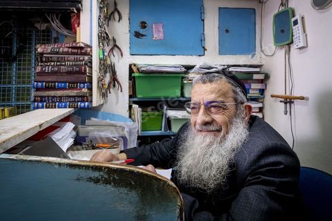 Portrait du grand rabbin de Tunisie, Haïm Bittan, dans sa boutique de matériel de bijoutier dans le quartier juif de Hara Kbira à Houmt SOuk. 
