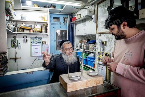 Portrait du grand rabbin de Tunisie, Haïm Bittan, dans sa boutique de matériel de bijoutier dans le quartier juif de Hara Kbira à Houmt SOuk. 