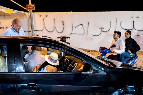 À Hara Kbira, le quartier juif de Houmt Souk, le samedi après Shabat. Les pélerins sont venus en nombre pour manger dasn la fête et les retrouvailles les traditionnelles bricks, grillages et fricassés. Ils passeront une grand epartie de la nuit dans le quartier. 