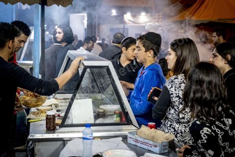 À Hara Kbira, le quartier juif de Houmt Souk, le samedi après Shabat. Les pélerins sont venus en nombre pour manger dasn la fête et les retrouvailles les traditionnelles bricks, grillages et fricassés. Ils passeront une grand epartie de la nuit dans le quartier. 