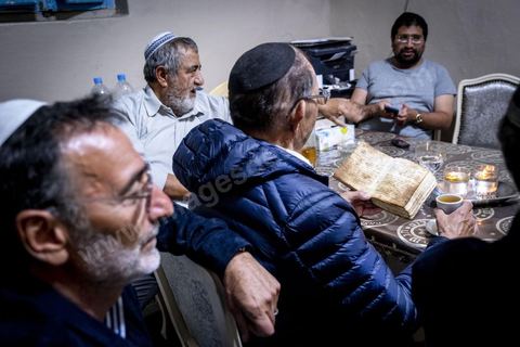 À Hara Kbira, le quartier juif de Houmt Souk, le samedi après Shabat. Un groupe de pélérins juifs venus de Paris retrouve le pion de leur collèges à Tunis il y a 40 ans. ils vont se rendre chez lui et prier ensemble dasn le salon de la famille. Un moment de rencontres, retrouvailles, prières et émotions propre à cette semaine de pélerinage. 