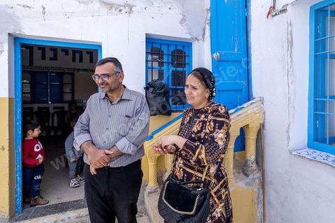 À Hara Kbira, quartier juif à Houmt Souk, jardin d'enfants pour les juifs de la Fondation Toura ve Hanoukh ( torah et éducation). Portrait du couple Mickael et Amma Cohen, qui s'occupent de ce jardin d'enfants.