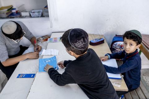 À Hara Kbira, quartier juif à Houmt Souk, école des garçons et filles juifs, par alternance, de la Fondation Toura ve Hanoukh ( torah et éducation).