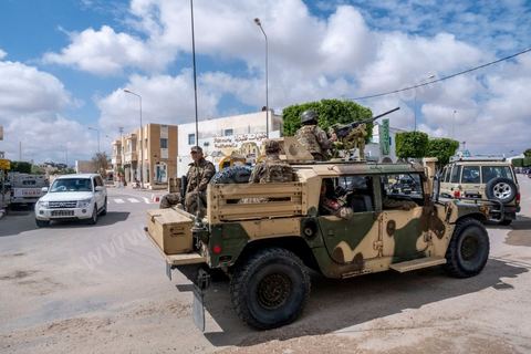 10 mai 2023 : dans les rues de Erriadh / Hara Sghira au lendemain de l'attaque terroriste à la synagogue de la Ghriba par un terroriste isolé, un garde national maritime suspendu pour ses tendances intégristes, qui a fait 2 morts parmis les pélérins et 3 parmis les forces de l'ordre. 