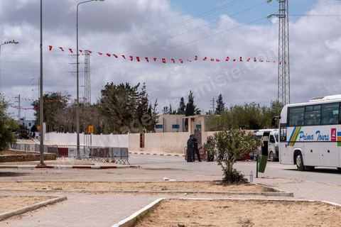 10 mai 2023 : dans les rues de Erriadh / Hara Sghira au lendemain de l'attaque terroriste à la synagogue de la Ghriba par un terroriste isolé, un garde national maritime suspendu pour ses tendances intégristes, qui a fait 2 morts parmis les pélérins et 3 parmis les forces de l'ordre. 