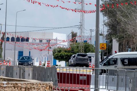 10 mai 2023 : la synagogue de la Ghriba à Erriadh / Hara Sghira au lendemain de l'attaque terroriste à la synagogue de la Ghriba par un terroriste isolé, un garde national maritime suspendu pour ses tendances intégristes, qui a fait 2 morts parmis les pélérins et 3 parmis les forces de l'ordre. L'accès y est fermé, la police scientifique procède aux prélevements, la zone est interdite à la presse. 