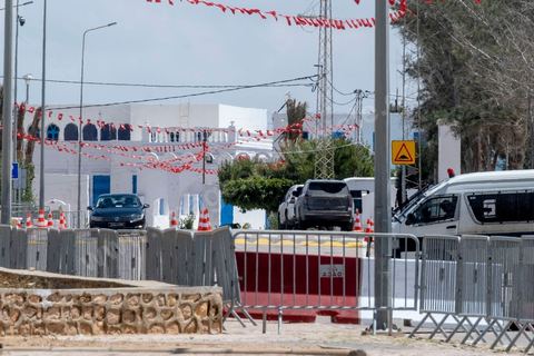 10 mai 2023 : la synagogue de la Ghriba à Erriadh / Hara Sghira au lendemain de l'attaque terroriste à la synagogue de la Ghriba par un terroriste isolé, un garde national maritime suspendu pour ses tendances intégristes, qui a fait 2 morts parmis les pélérins et 3 parmis les forces de l'ordre. L'accès y est fermé, la police scientifique procède aux prélevements, la zone est interdite à la presse. 