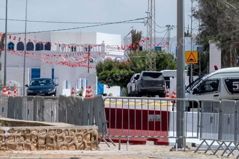 10 mai 2023 : la synagogue de la Ghriba à Erriadh / Hara Sghira au lendemain de l'attaque terroriste à la synagogue de la Ghriba par un terroriste isolé, un garde national maritime suspendu pour ses tendances intégristes, qui a fait 2 morts parmis les pélérins et 3 parmis les forces de l'ordre. L'accès y est fermé, la police scientifique procède aux prélevements, la zone est interdite à la presse. 