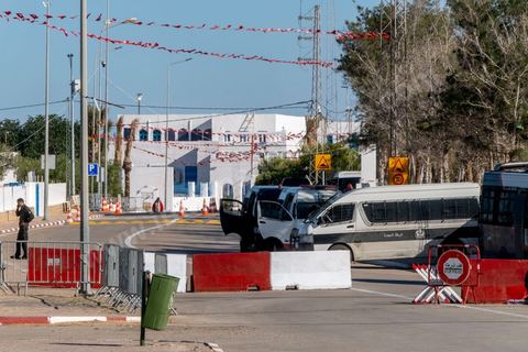 10 mai 2023 : la synagogue de la Ghriba à Erriadh / Hara Sghira au lendemain de l'attaque terroriste à la synagogue de la Ghriba par un terroriste isolé, un garde national maritime suspendu pour ses tendances intégristes, qui a fait 2 morts parmis les pélérins et 3 parmis les forces de l'ordre. L'accès y est fermé, la police scientifique procède aux prélevements, la zone est interdite à la presse. 