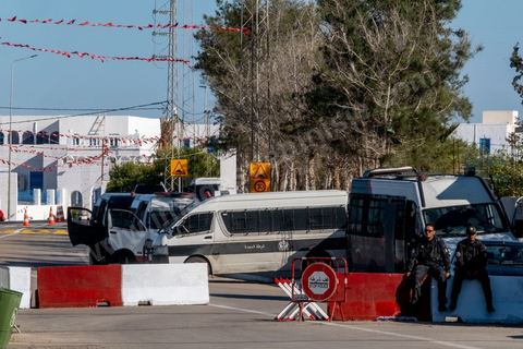10 mai 2023 : la synagogue de la Ghriba à Erriadh / Hara Sghira au lendemain de l'attaque terroriste à la synagogue de la Ghriba par un terroriste isolé, un garde national maritime suspendu pour ses tendances intégristes, qui a fait 2 morts parmis les pélérins et 3 parmis les forces de l'ordre. L'accès y est fermé, la police scientifique procède aux prélevements, la zone est interdite à la presse. 