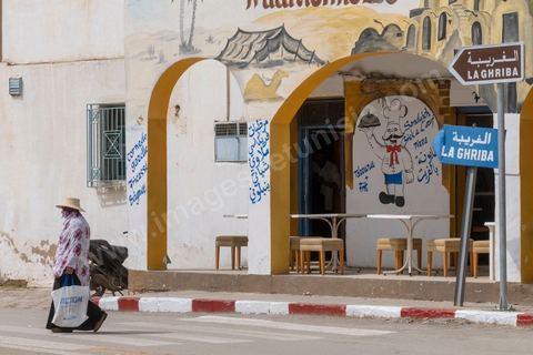 10 mai 2023 : dans les rues de Erriadh / Hara Sghira au lendemain de l'attaque terroriste à la synagogue de la Ghriba par un terroriste isolé, un garde national maritime suspendu pour ses tendances intégristes, qui a fait 2 morts parmis les pélérins et 3 parmis les forces de l'ordre. 
