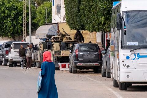10 mai 2023 : dans les rues de Erriadh / Hara Sghira au lendemain de l'attaque terroriste à la synagogue de la Ghriba par un terroriste isolé, un garde national maritime suspendu pour ses tendances intégristes, qui a fait 2 morts parmis les pélérins et 3 parmis les forces de l'ordre. 