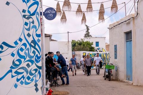 10 mai 2023 : dans les rues de Erriadh / Hara Sghira au lendemain de l'attaque terroriste à la synagogue de la Ghriba par un terroriste isolé, un garde national maritime suspendu pour ses tendances intégristes, qui a fait 2 morts parmis les pélérins et 3 parmis les forces de l'ordre. dans les ruelles de Djerbahood, le musée à ciel ouvert du street art, situé à moins de 2 km de la Ghriba, les touristes visitent sous haute surveillance policère.
