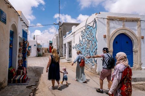 10 mai 2023 : dans les rues de Erriadh / Hara Sghira au lendemain de l'attaque terroriste à la synagogue de la Ghriba par un terroriste isolé, un garde national maritime suspendu pour ses tendances intégristes, qui a fait 2 morts parmis les pélérins et 3 parmis les forces de l'ordre. dans les ruelles de Djerbahood, le musée à ciel ouvert du street art, situé à moins de 2 km de la Ghriba, les touristes visitent sous haute surveillance policère.