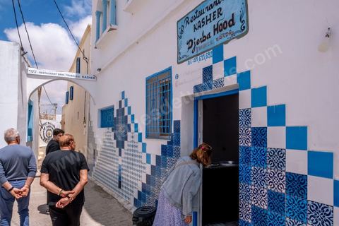 10 mai 2023 : dans les rues de Erriadh / Hara Sghira au lendemain de l'attaque terroriste à la synagogue de la Ghriba par un terroriste isolé, un garde national maritime suspendu pour ses tendances intégristes, qui a fait 2 morts parmis les pélérins et 3 parmis les forces de l'ordre. dans les ruelles de Djerbahood, le musée à ciel ouvert du street art, situé à moins de 2 km de la Ghriba, les touristes visitent sous haute surveillance policère.