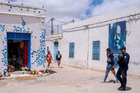 10 mai 2023 : dans les rues de Erriadh / Hara Sghira au lendemain de l'attaque terroriste à la synagogue de la Ghriba par un terroriste isolé, un garde national maritime suspendu pour ses tendances intégristes, qui a fait 2 morts parmis les pélérins et 3 parmis les forces de l'ordre. dans les ruelles de Djerbahood, le musée à ciel ouvert du street art, situé à moins de 2 km de la Ghriba, les touristes visitent sous haute surveillance policère.