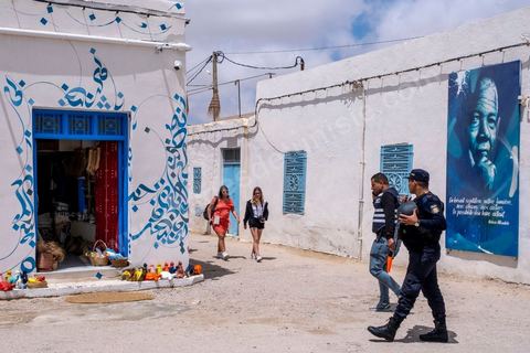 10 mai 2023 : dans les rues de Erriadh / Hara Sghira au lendemain de l'attaque terroriste à la synagogue de la Ghriba par un terroriste isolé, un garde national maritime suspendu pour ses tendances intégristes, qui a fait 2 morts parmis les pélérins et 3 parmis les forces de l'ordre. dans les ruelles de Djerbahood, le musée à ciel ouvert du street art, situé à moins de 2 km de la Ghriba, les touristes visitent sous haute surveillance policère.