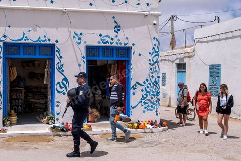 10 mai 2023 : dans les rues de Erriadh / Hara Sghira au lendemain de l'attaque terroriste à la synagogue de la Ghriba par un terroriste isolé, un garde national maritime suspendu pour ses tendances intégristes, qui a fait 2 morts parmis les pélérins et 3 parmis les forces de l'ordre. dans les ruelles de Djerbahood, le musée à ciel ouvert du street art, situé à moins de 2 km de la Ghriba, les touristes visitent sous haute surveillance policère.