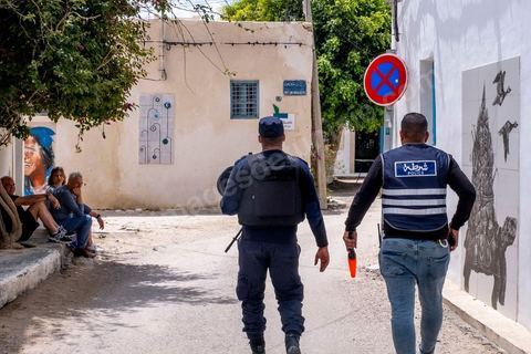 10 mai 2023 : dans les rues de Erriadh / Hara Sghira au lendemain de l'attaque terroriste à la synagogue de la Ghriba par un terroriste isolé, un garde national maritime suspendu pour ses tendances intégristes, qui a fait 2 morts parmis les pélérins et 3 parmis les forces de l'ordre. dans les ruelles de Djerbahood, le musée à ciel ouvert du street art, situé à moins de 2 km de la Ghriba, les touristes visitent sous haute surveillance policère.