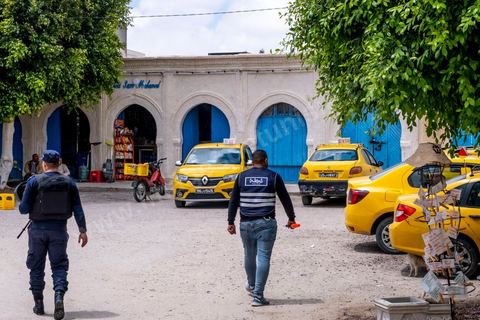10 mai 2023 : dans les rues de Erriadh / Hara Sghira au lendemain de l'attaque terroriste à la synagogue de la Ghriba par un terroriste isolé, un garde national maritime suspendu pour ses tendances intégristes, qui a fait 2 morts parmis les pélérins et 3 parmis les forces de l'ordre. dans les ruelles de Djerbahood, le musée à ciel ouvert du street art, situé à moins de 2 km de la Ghriba, les touristes visitent sous haute surveillance policère.
