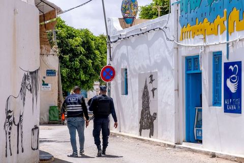 10 mai 2023 : dans les rues de Erriadh / Hara Sghira au lendemain de l'attaque terroriste à la synagogue de la Ghriba par un terroriste isolé, un garde national maritime suspendu pour ses tendances intégristes, qui a fait 2 morts parmis les pélérins et 3 parmis les forces de l'ordre. dans les ruelles de Djerbahood, le musée à ciel ouvert du street art, situé à moins de 2 km de la Ghriba, les touristes visitent sous haute surveillance policère.