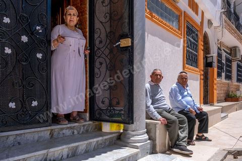 10 mai 2023 : dans les rues de Hara Kbira, le quartier juif de Houmt Souk, capitale de l'île de Djerba, au lendemain de l'attaque terroriste à la synagogue de la Ghriba par un terroriste isolé, un garde national maritime suspendu pour ses tendances intégristes, qui a fait 2 morts parmis les pélérins et 3 parmis les forces de l'ordre. Sous le choc des événements de la veille où de nombreux habitants étaient présents et enfermés dans la synagogue pendant près de 4h après l'attaque, toutes les boutiques sont fermées, le quartier est en deuil et la sécurité renforcée.