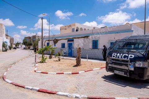 10 mai 2023 : dans les rues de Hara Kbira, le quartier juif de Houmt Souk, capitale de l'île de Djerba, au lendemain de l'attaque terroriste à la synagogue de la Ghriba par un terroriste isolé, un garde national maritime suspendu pour ses tendances intégristes, qui a fait 2 morts parmis les pélérins et 3 parmis les forces de l'ordre. Sous le choc des événements de la veille où de nombreux habitants étaient présents et enfermés dans la synagogue pendant près de 4h après l'attaque, toutes les boutiques sont fermées, le quartier est en deuil et la sécurité renforcée.