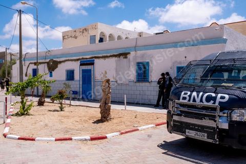 10 mai 2023 : dans les rues de Hara Kbira, le quartier juif de Houmt Souk, capitale de l'île de Djerba, au lendemain de l'attaque terroriste à la synagogue de la Ghriba par un terroriste isolé, un garde national maritime suspendu pour ses tendances intégristes, qui a fait 2 morts parmis les pélérins et 3 parmis les forces de l'ordre. Sous le choc des événements de la veille où de nombreux habitants étaient présents et enfermés dans la synagogue pendant près de 4h après l'attaque, toutes les boutiques sont fermées, le quartier est en deuil et la sécurité renforcée.