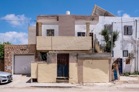 10 mai 2023 : dans les rues de Hara Kbira, le quartier juif de Houmt Souk, capitale de l'île de Djerba, au lendemain de l'attaque terroriste à la synagogue de la Ghriba par un terroriste isolé, un garde national maritime suspendu pour ses tendances intégristes, qui a fait 2 morts parmis les pélérins et 3 parmis les forces de l'ordre. La maison en chantier de Aviel Haddad, l'une des deux victimes civiles de l'attentat. Aviel vivait entre Djerba et Israêl, il était présent cette semaine avec son cousin Ben, lui aussi abattu par le terroriste, pour participer au traditionnel pélérinage juif de la Ghriba. Sous le choc des événements de la veille où de nombreux habitants étaient présents et enfermés dans la synagogue pendant près de 4h après l'attaque, toutes les boutiques sont fermées, le quartier est en deuil et la sécurité renforcée.