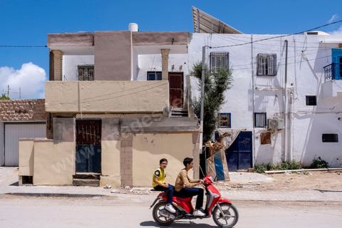 10 mai 2023 : dans les rues de Hara Kbira, le quartier juif de Houmt Souk, capitale de l'île de Djerba, au lendemain de l'attaque terroriste à la synagogue de la Ghriba par un terroriste isolé, un garde national maritime suspendu pour ses tendances intégristes, qui a fait 2 morts parmis les pélérins et 3 parmis les forces de l'ordre. La maison en chantier de Aviel Haddad, l'une des deux victimes civiles de l'attentat. Aviel vivait entre Djerba et Israêl, il était présent cette semaine avec son cousin Ben, lui aussi abattu par le terroriste, pour participer au traditionnel pélérinage juif de la Ghriba. Sous le choc des événements de la veille où de nombreux habitants étaient présents et enfermés dans la synagogue pendant près de 4h après l'attaque, toutes les boutiques sont fermées, le quartier est en deuil et la sécurité renforcée.
